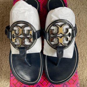 TORY BUTCH - METAL MILLER SOFT SANDAL NAVY/SILVER